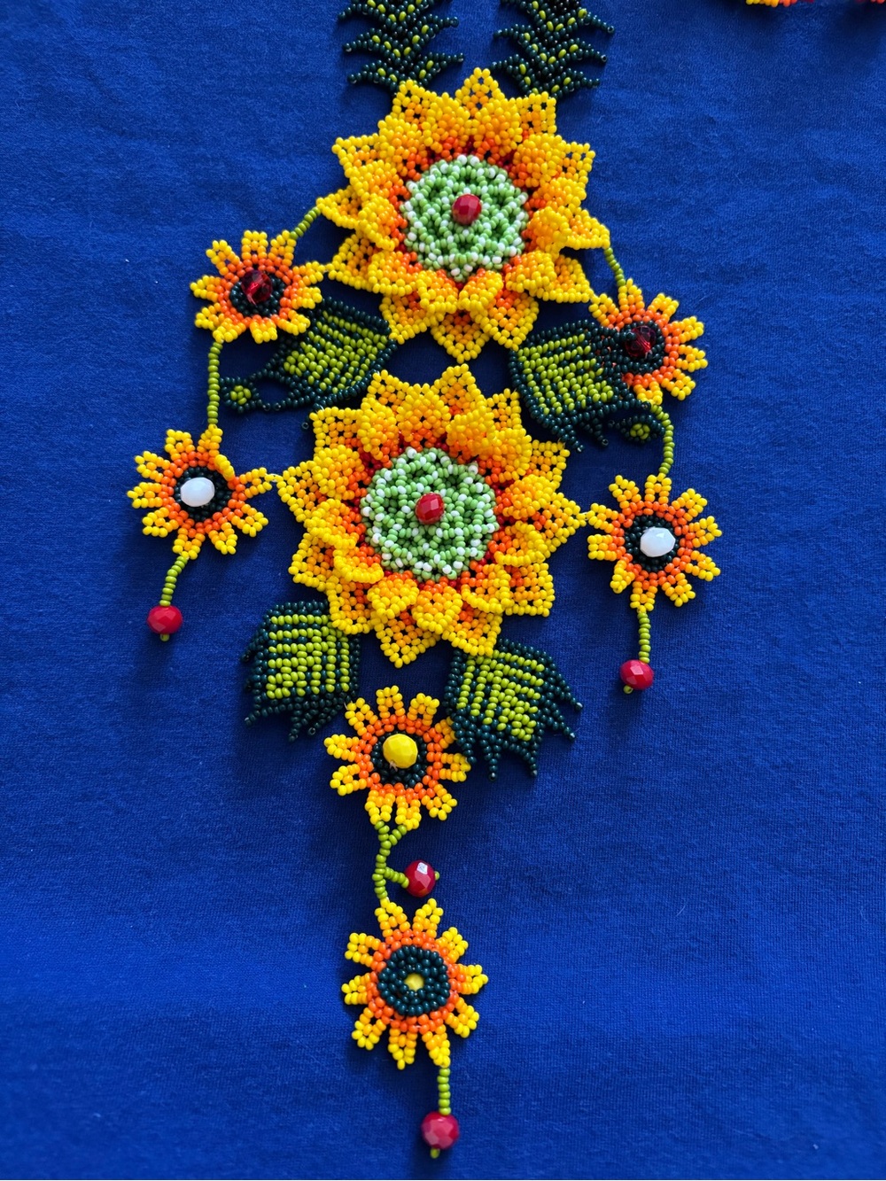 🌻Collar floral hecho de chaquira artesanal🌻